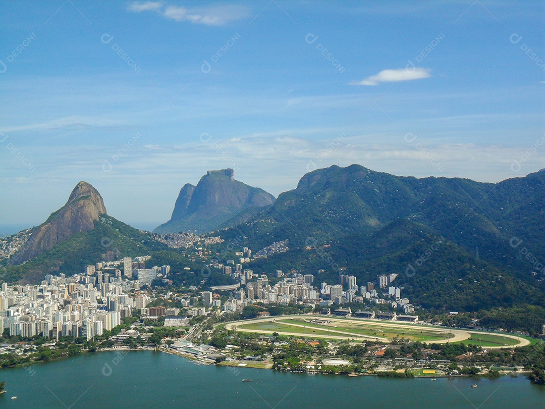 Lagoa Rodrigo de Freitas, Pedra da Gávea e Morro Dois Irmãos vistos do alto do morro das cabras (Morro dos Cabritos) no Rio de Janeiro.
