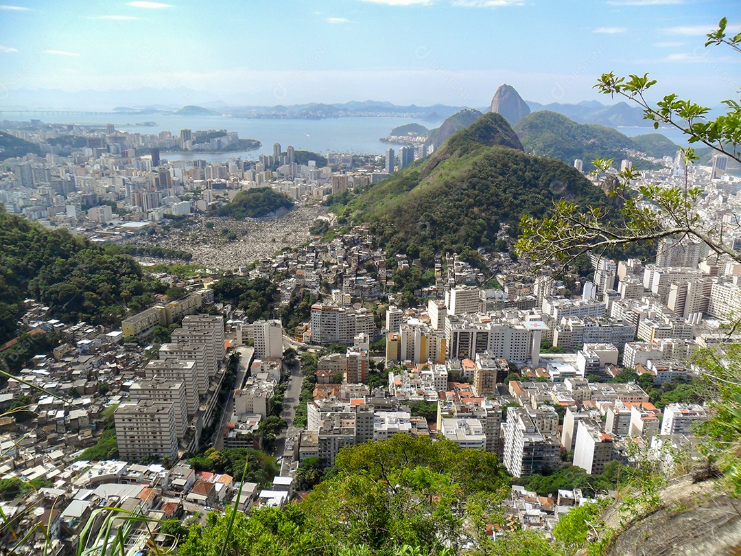 Bairro de Copacabana visto do alto do morro das cabras (Morro dos Cabritos) no Rio de Janeiro.