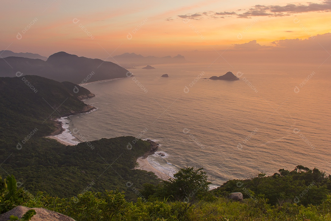 nascer do sol visto do topo da pedra do telégrafo (pedra do telegrafo) no rio de janeiro Brasil.