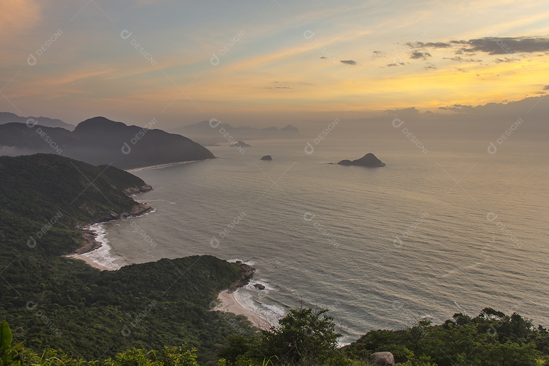 nascer do sol visto do topo da pedra do telégrafo (pedra do telegrafo) no rio de janeiro Brasil.