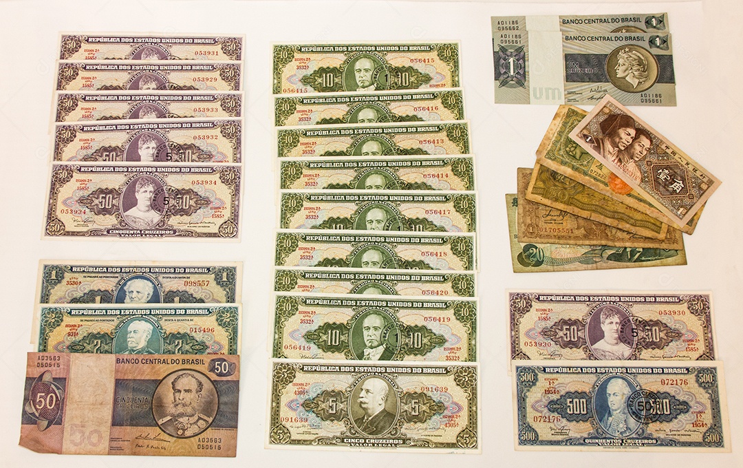 velhas notas de dinheiro brasileiro em um fundo preto no rio de janeiro.