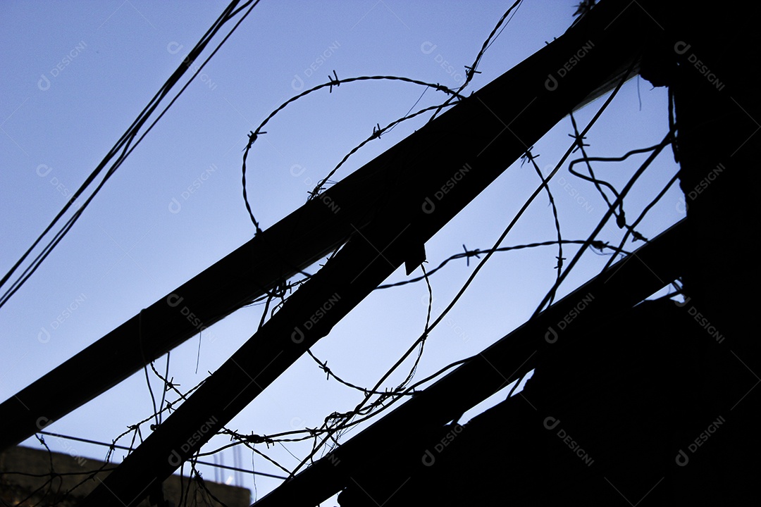silhueta de cabo de aço em uma telha na comunidade Cantagalo no Rio de Janeiro Brasil.