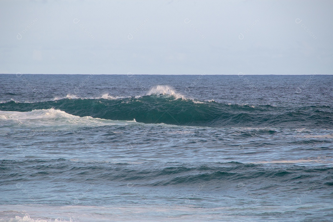 Onda quebrando na terceira laje da praia do Arpoador no Rio de Janeiro Brasil.