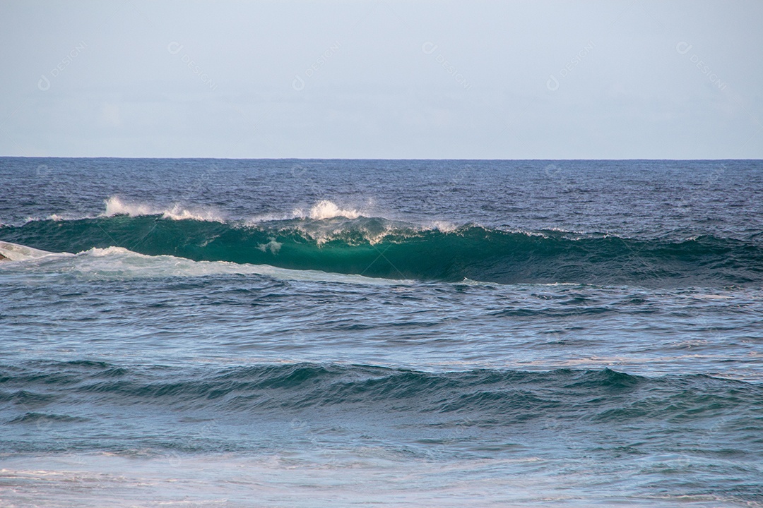 Onda quebrando na terceira laje da praia do Arpoador no Rio de Janeiro Brasil.