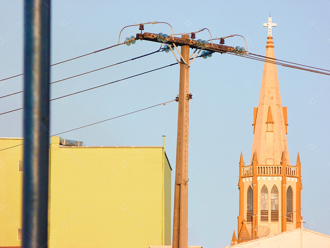 torre da paróquia de nossa senhora das dores (paróquia nossa senhora das dores) com um lindo céu azul em belo horizonte, minas gerais, Brasil.