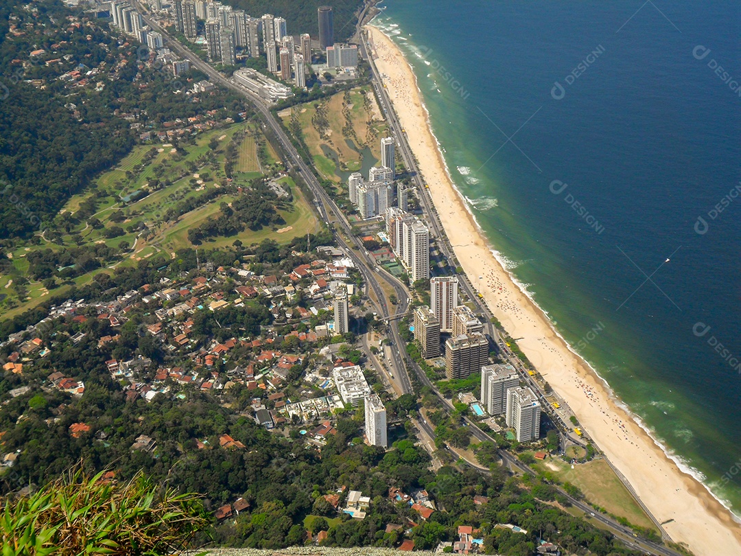 Praia de São Conrado (Praia de São Conrado) vista do alto do cume da Pedra da Gávea (Pedra da Gávea) no rio de janeiro brasil.