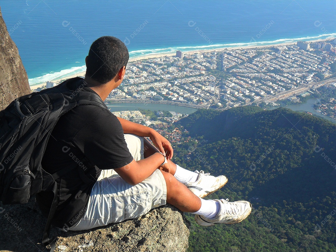 homem admirando a aparência do topo da pedra Gávea (pedra da givea) no Rio de Janeiro Brasil.
