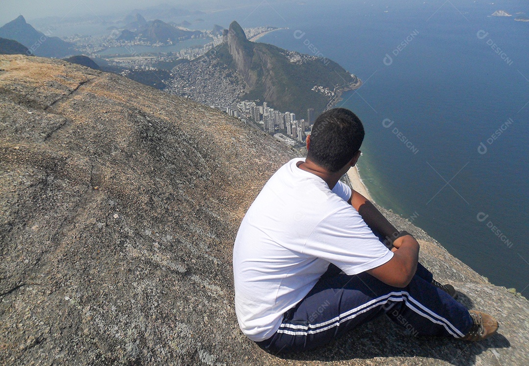 homem admirando a aparência do topo da pedra Gávea (pedra da givea) no Rio de Janeiro Brasil.