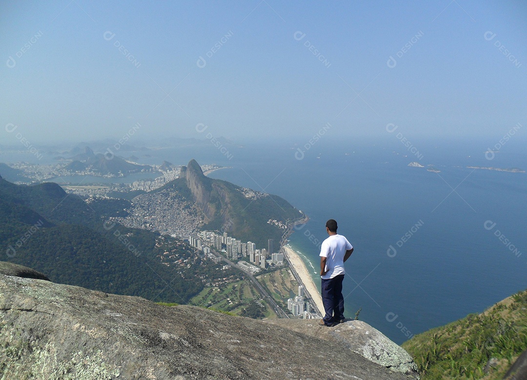 homem admirando a aparência do topo da pedra Gávea (pedra da givea) no Rio de Janeiro Brasil.