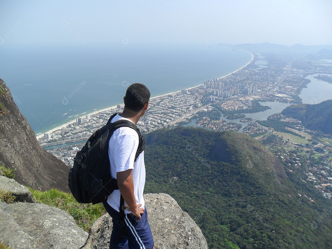 homem admirando a aparência do topo da pedra Gávea (pedra da givea) no Rio de Janeiro Brasil.