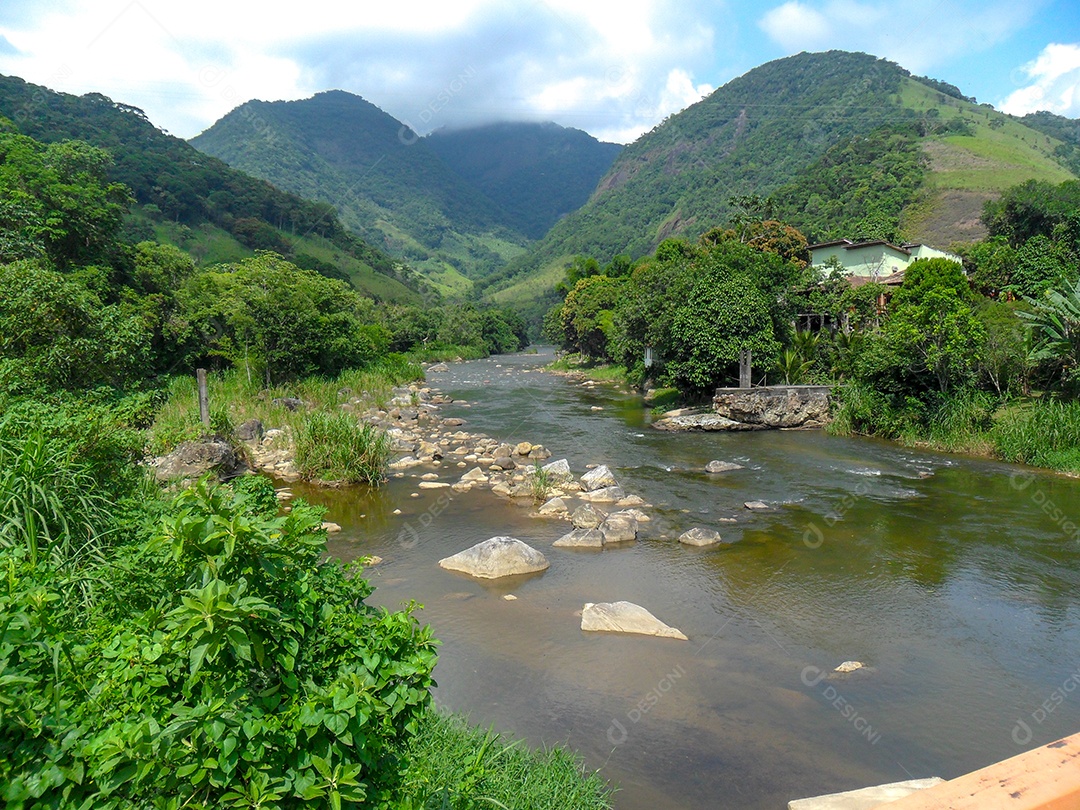 Rio Macaé visto da entrada da cidade de Sana no Rio de Janeiro.