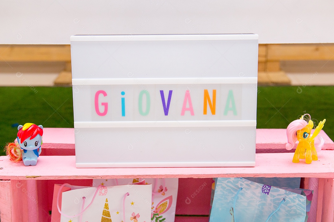 placa de aniversário com o nome de giovana no Rio de Janeiro.