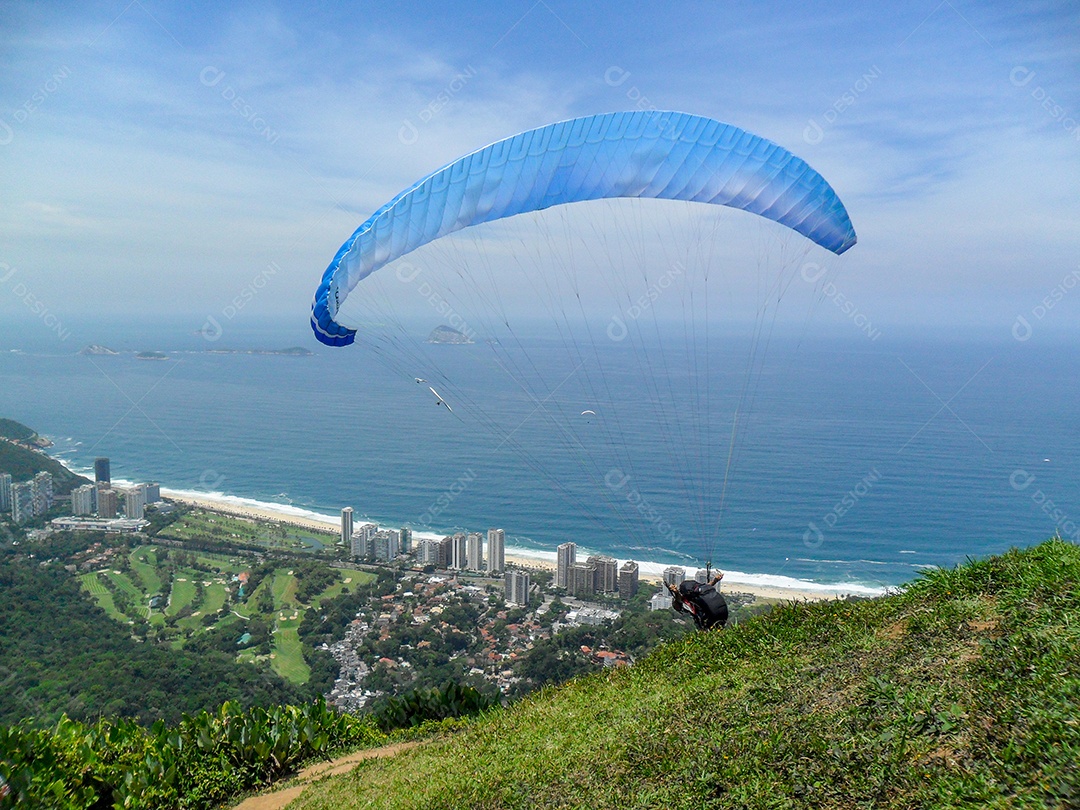 homem parapente na trajetória de voo da bela rocha no Rio de Janeiro, Brasil.