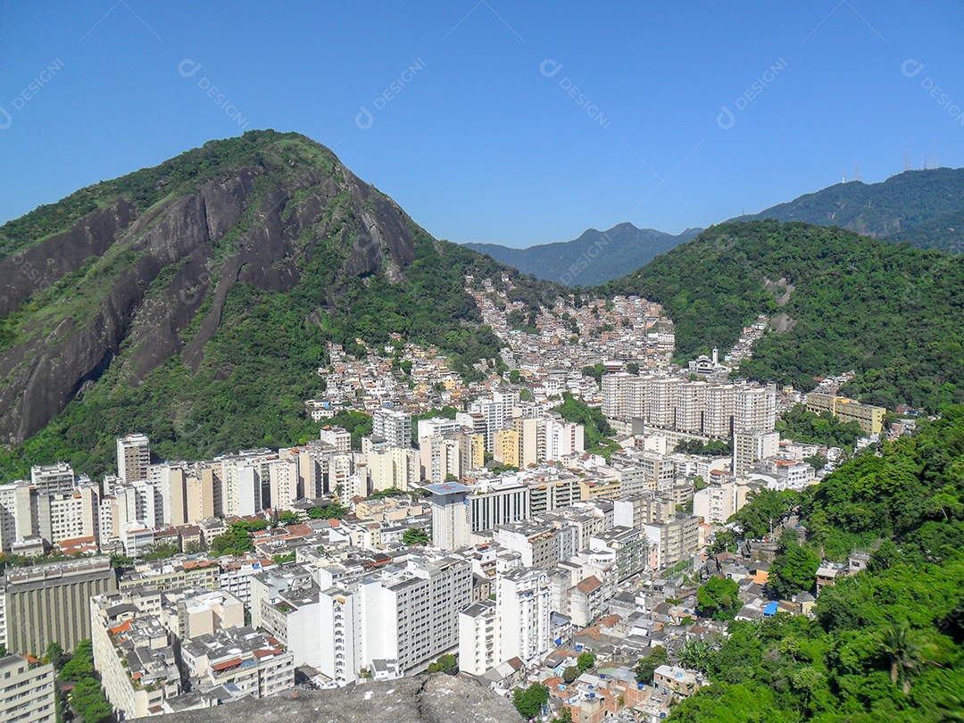vista do topo do pico da Agulhinha Inhanga pico em Copacabana no Rio de Janeiro, Brasil.