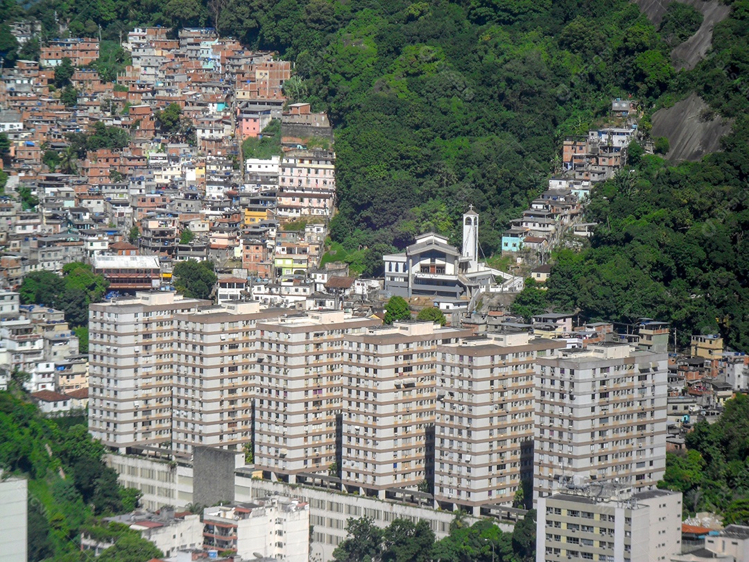 Vista do Morro do Tabajara do topo do cume da Agulhinha do Inhanga, em Copacabana, no Rio de Janeiro, Brasil.