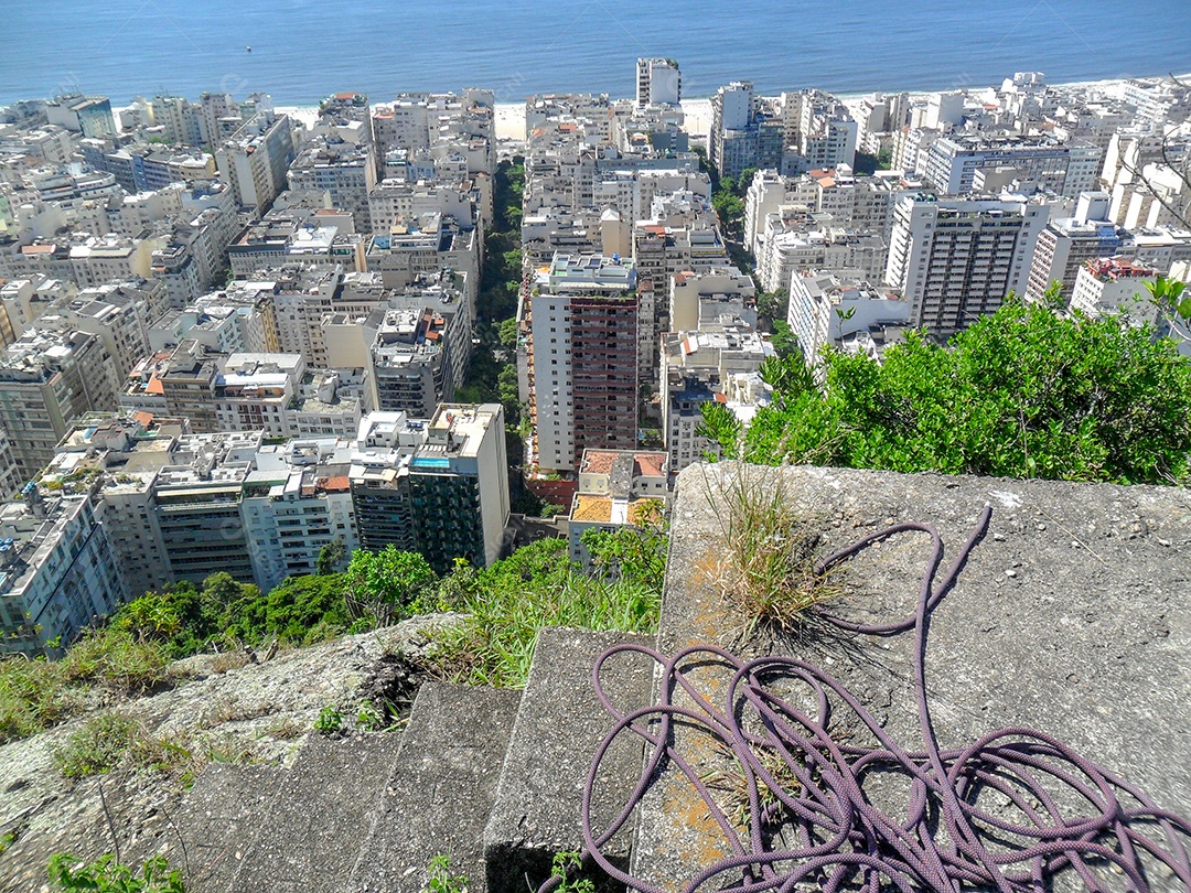 vista do topo do pico da Agulhinha Inhanga pico em Copacabana no Rio de Janeiro, Brasil.