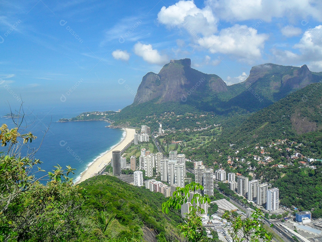 Pedra de São Conrado e Gávea pedra da givea vista da Trilha do Morro Dois Irmãos no Rio de Janeiro, Brasil.