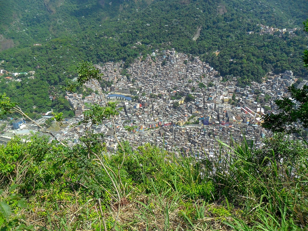 Favela da Rocinha vista do cume do Morro Dois Irmãos no Rio de Janeiro, Brasil.