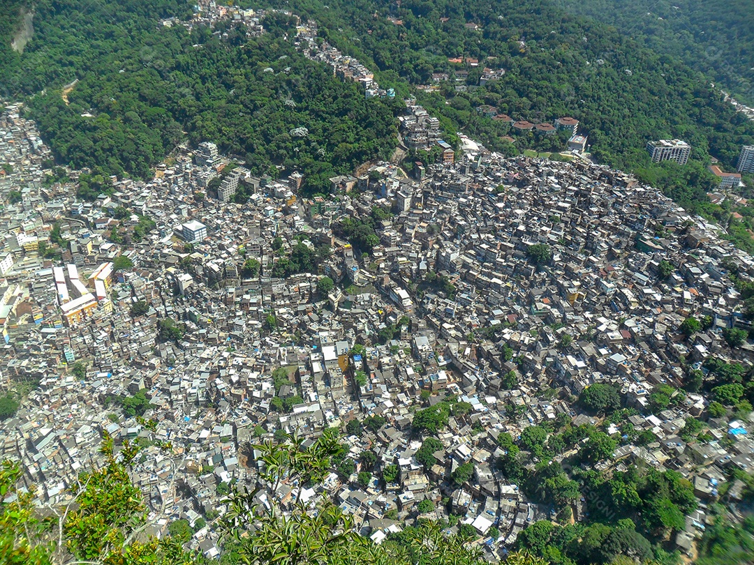 Favela da Rocinha vista do cume do Morro Dois Irmãos no Rio de Janeiro, Brasil.