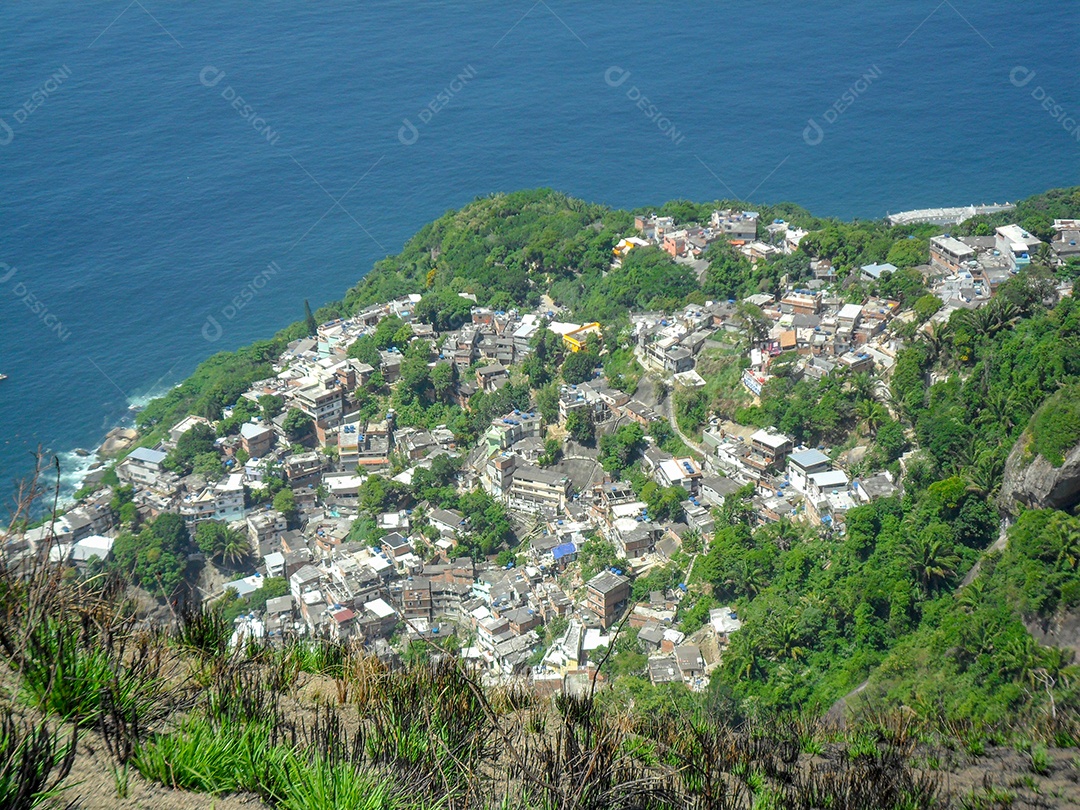 Favela do Vidigal vista do cume do Morro Dois Irmãos, no Rio de Janeiro, Brasil.