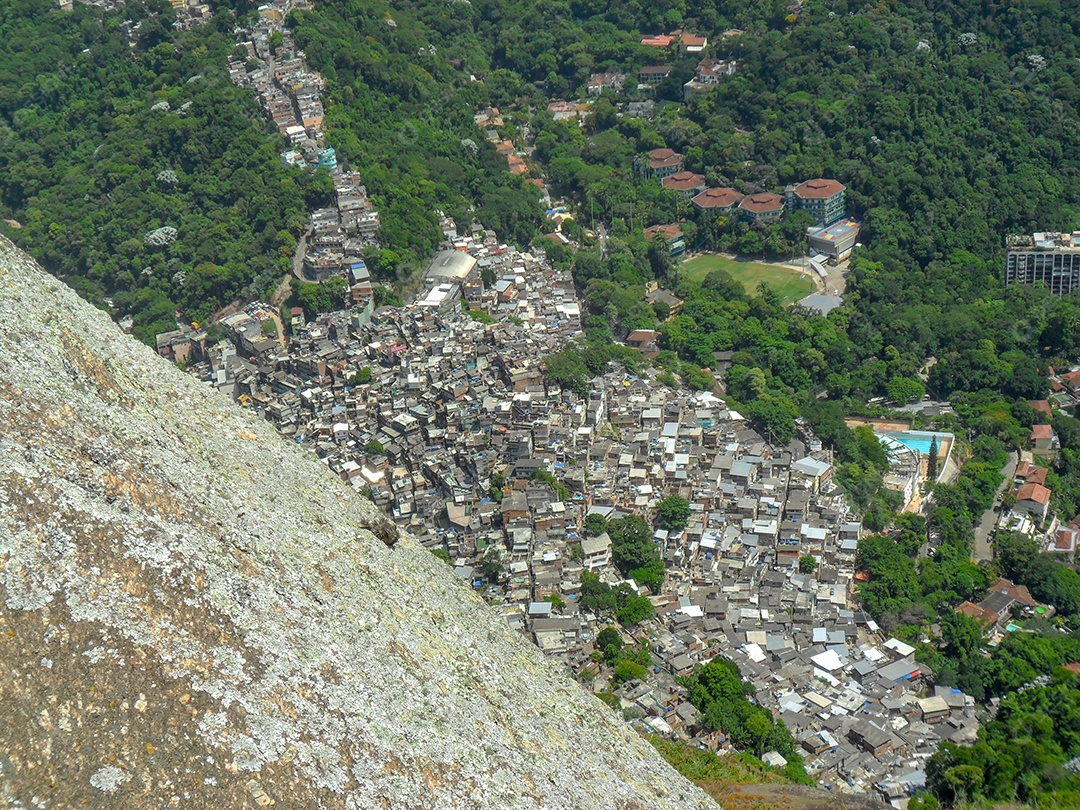 Favela da Rocinha vista do cume do Morro Dois Irmãos no Rio de Janeiro, Brasil.