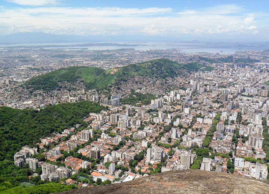 vista da cidade do rio de janeiro vista do cume do Pico Perdido (Pico do Perdido) no brasil.