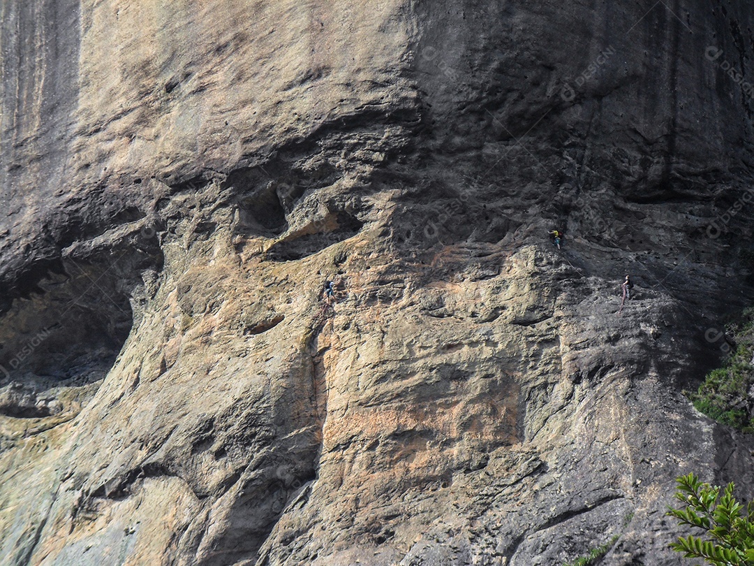 alpinistas fazendo uma das rotas mais clássicas do rio de janeiro, conhecida como passar os olhos na pedra da givea, (pedra da givea) rio de janeiro, Brasil.