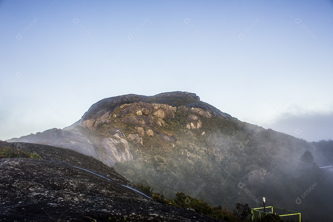 pedra do sino, ponto alto do parque nacional da montanha dos órgãos no Rio de Janeiro.