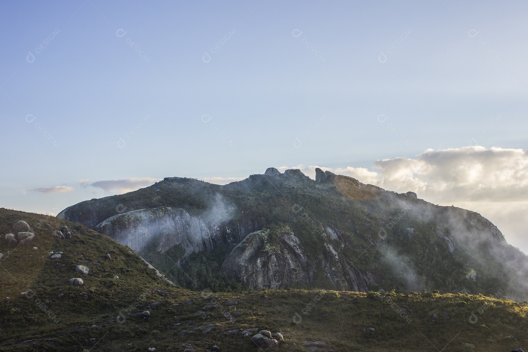pedra do sino, ponto alto do parque nacional da montanha dos órgãos no Rio de Janeiro.