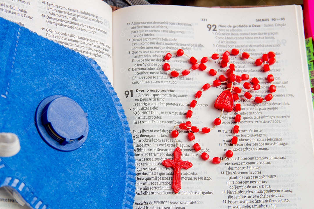 bíblia com máscara azul e rosário vermelho muita fé e proteção