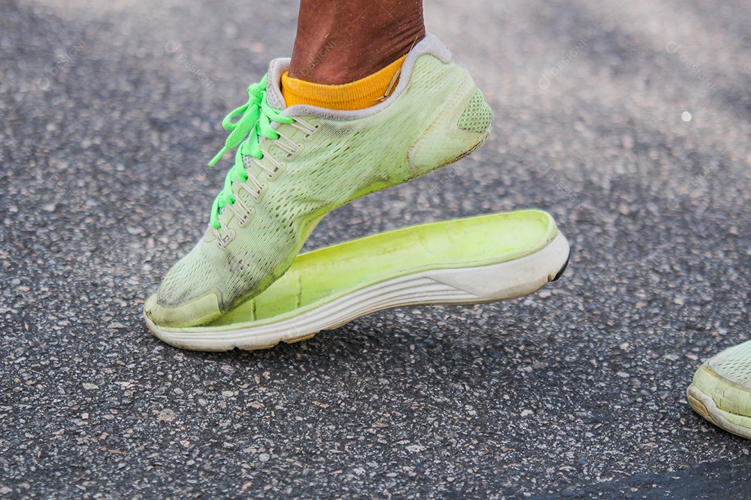 tênis de corrida verde com sola legal. no Rio de Janeiro.
