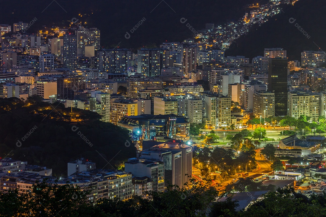 Anoitecer na cidade do Rio de Janeiro visto do alto do Morro da Urca.