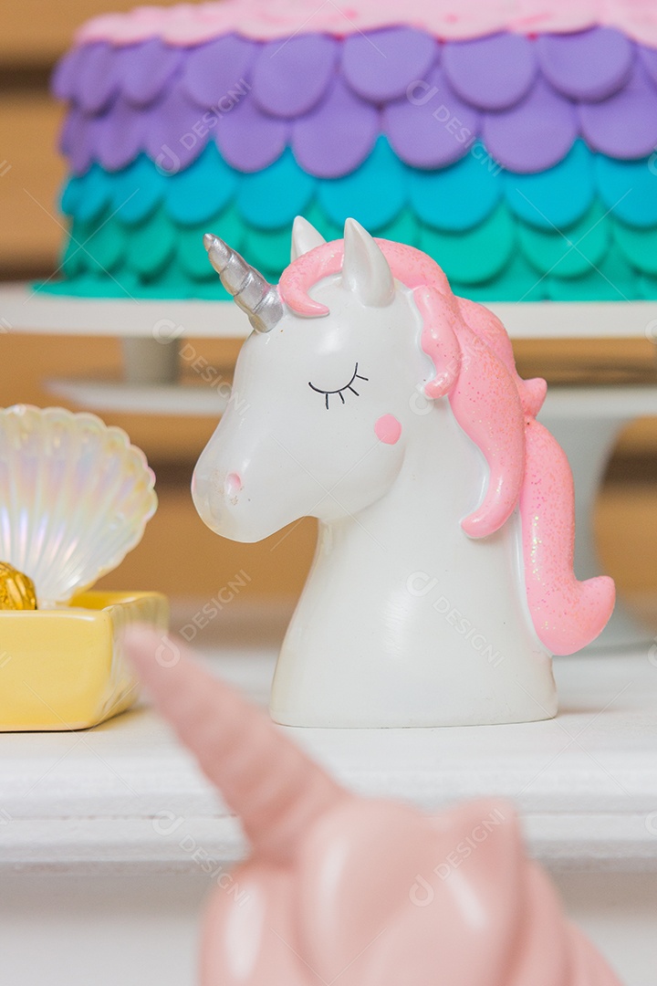 unicórnio de porcelana usado para decoração de festa infantil no brasil
