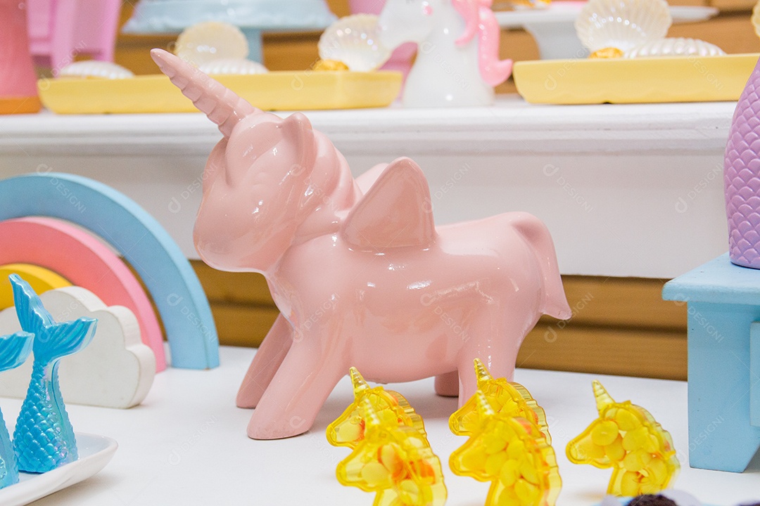unicórnio de porcelana usado para decoração de festa infantil no brasil
