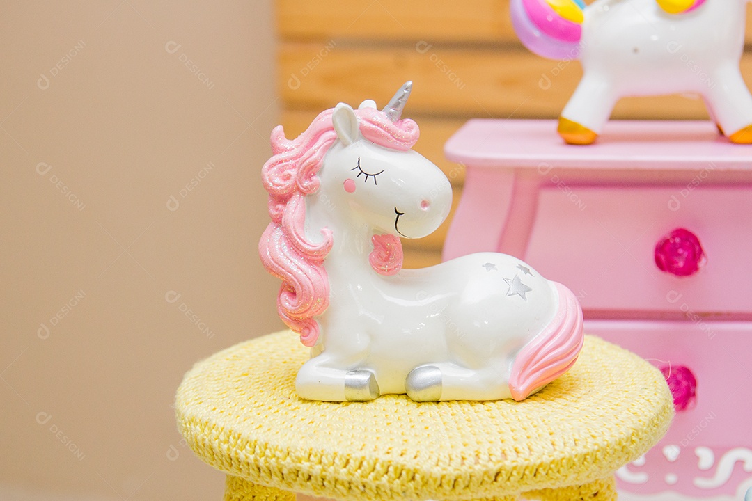 unicórnio de porcelana usado para decoração de festa infantil no brasil