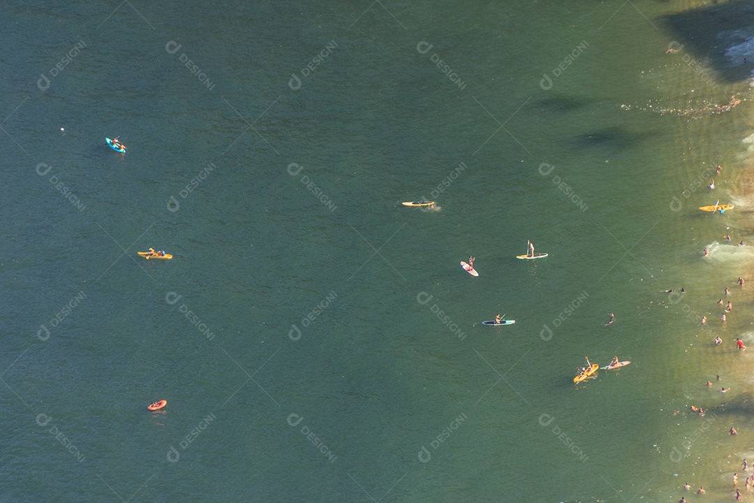 pessoas praticando Paddle na praia vermelha vista do alto do Morro da Urca no Rio de Janeiro Brasil.
