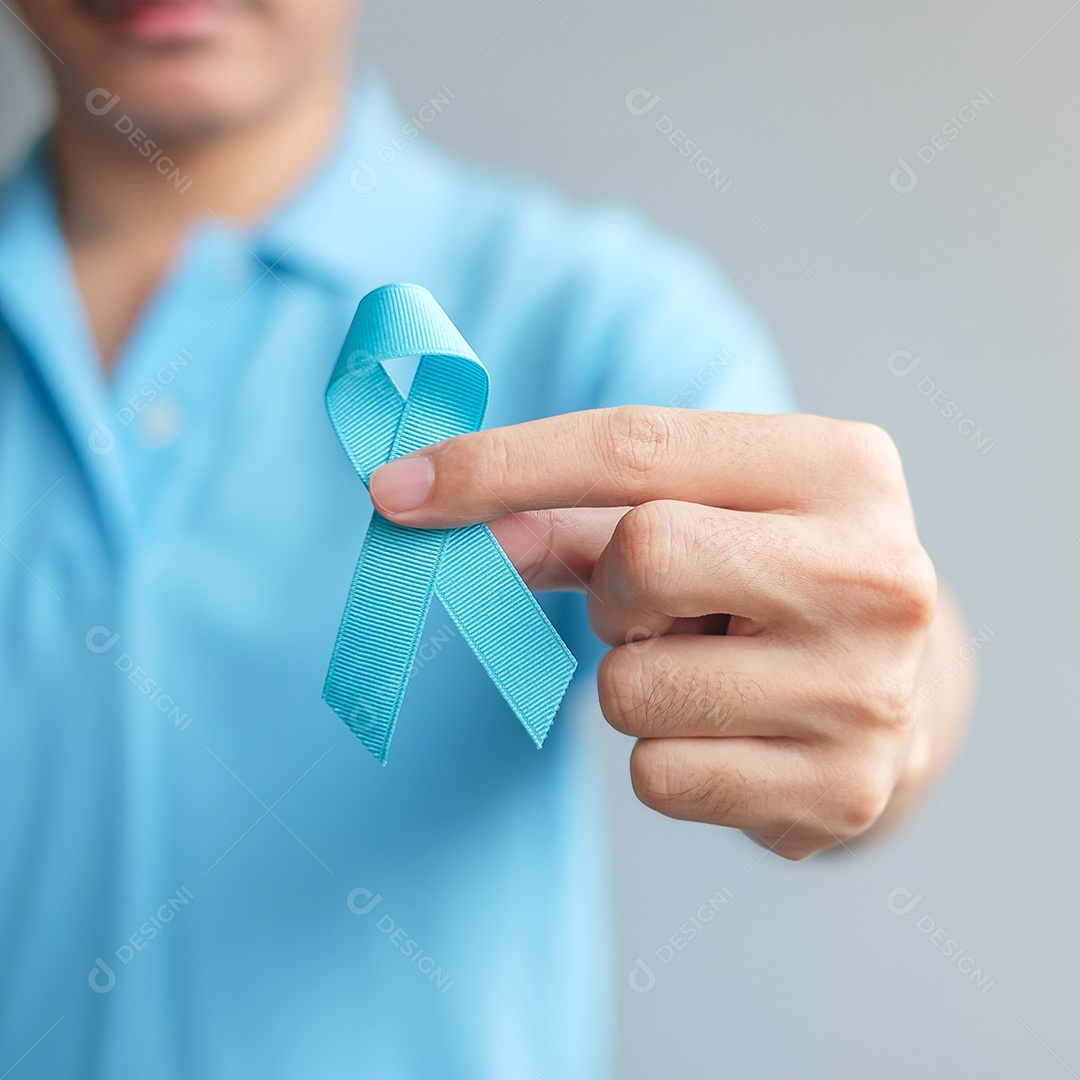 Mês de conscientização do câncer de próstata de novembro, homem segurando fita azul com bigode para apoiar pessoas vivas e doentes.