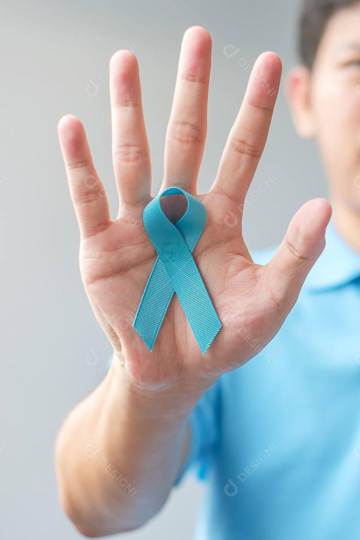 Mês de conscientização do câncer de próstata de novembro, homem segurando fita azul com bigode para apoiar pessoas vivas e doentes.