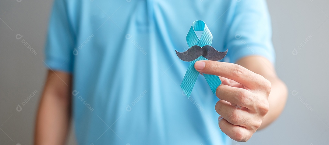 Mês de conscientização do câncer de próstata de novembro, homem segurando fita azul com bigode para apoiar pessoas vivas e doentes.