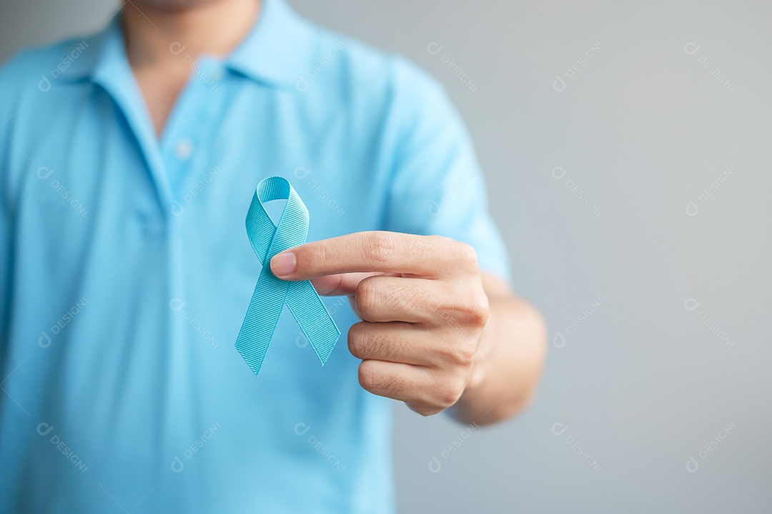 Mês de conscientização do câncer de próstata de novembro, homem segurando fita azul com bigode para apoiar pessoas vivas e doentes.
