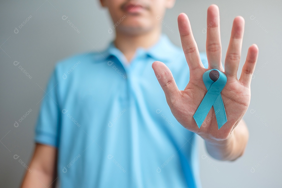 Mês de conscientização do câncer de próstata de novembro, homem segurando fita azul com bigode para apoiar pessoas vivas e doentes.