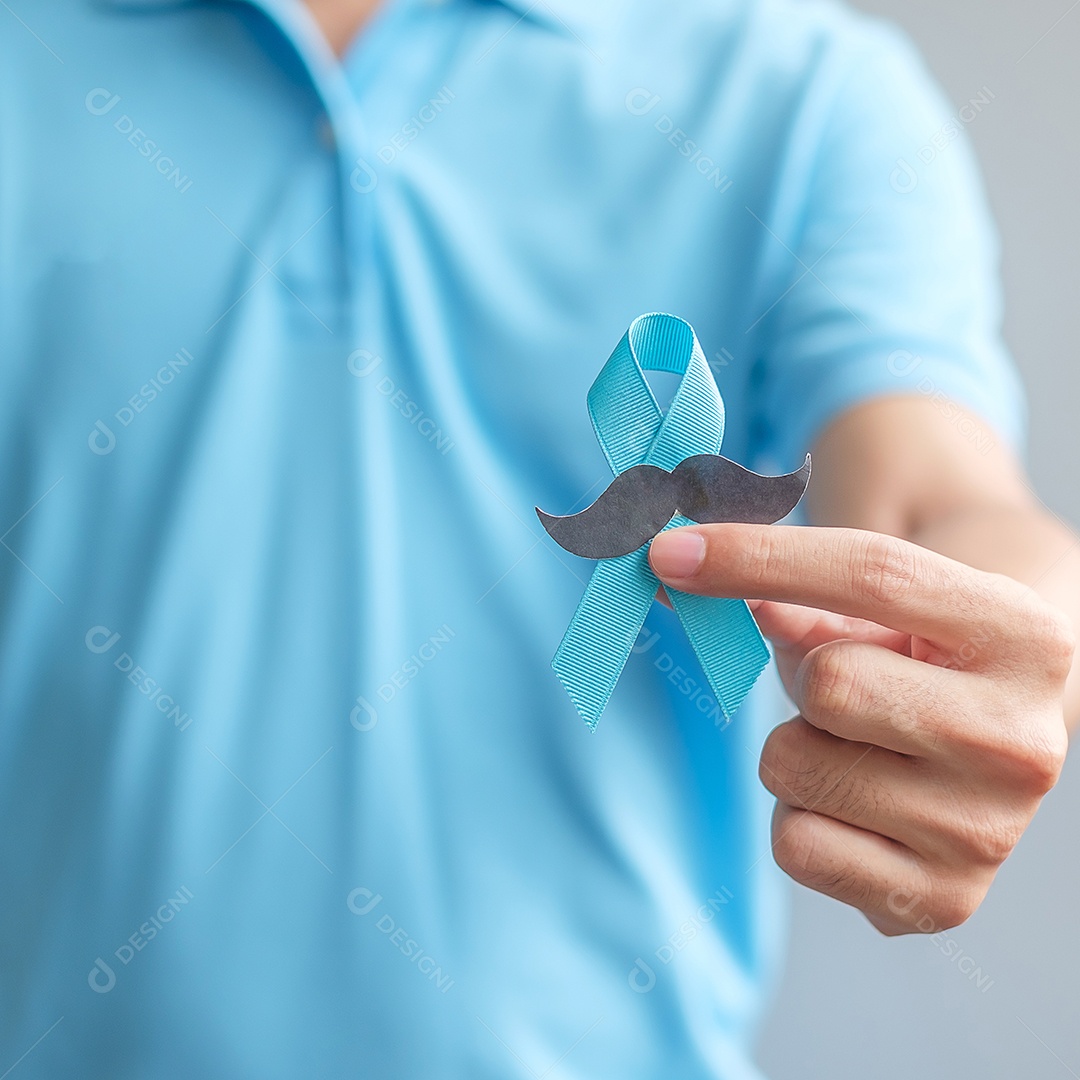 Mês de conscientização do câncer de próstata de novembro, homem segurando fita azul com bigode para apoiar pessoas vivas e doentes.