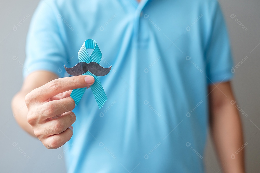 Mês de conscientização do câncer de próstata de novembro, homem segurando fita azul com bigode para apoiar pessoas vivas e doentes.
