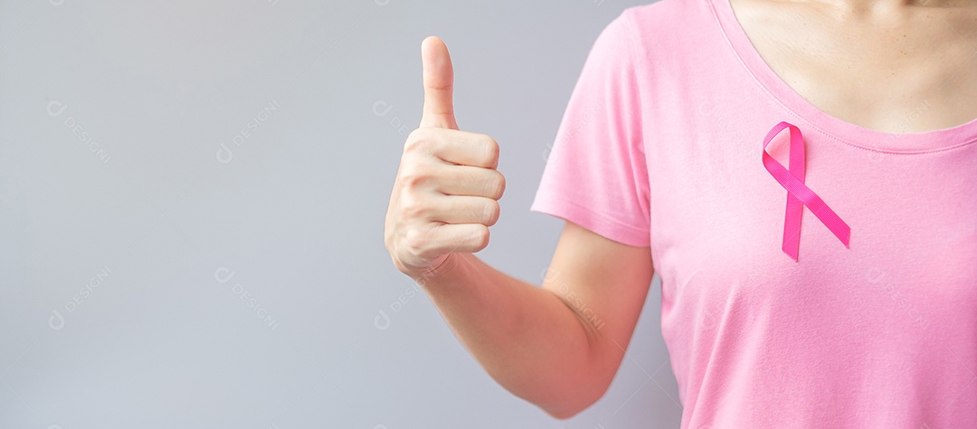 Outubro Mês de Conscientização do Câncer de Mama, Mulher Idosa em T- de- rosa.