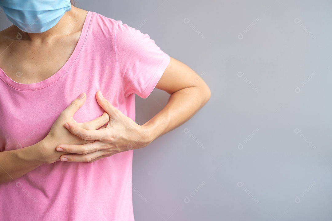 Mãos de mulher segurando a dor no peito. Câncer de mama, doença de angina e doença de ataque cardíaco com sintomas.