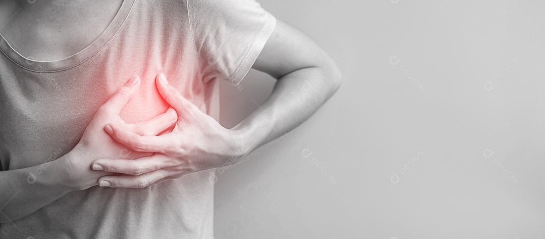 Mãos de mulher segurando a dor no peito. Câncer de mama, doença de angina e doença de ataque cardíaco com sintomas.