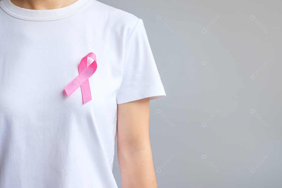 Mês de conscientização do câncer de mama de outubro, mulher idosa de camiseta branca com a mão segurando a fita rosa para apoiar as pessoas que vivem e estão doentes.