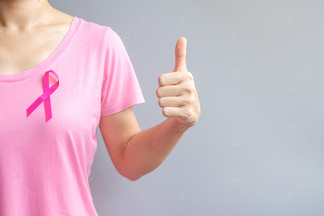 Outubro Mês de conscientização do câncer de mama, idosa Mulher de camiseta rosa com a mão segurando a fita rosa para apoiar as pessoas que vivem e estão doentes.