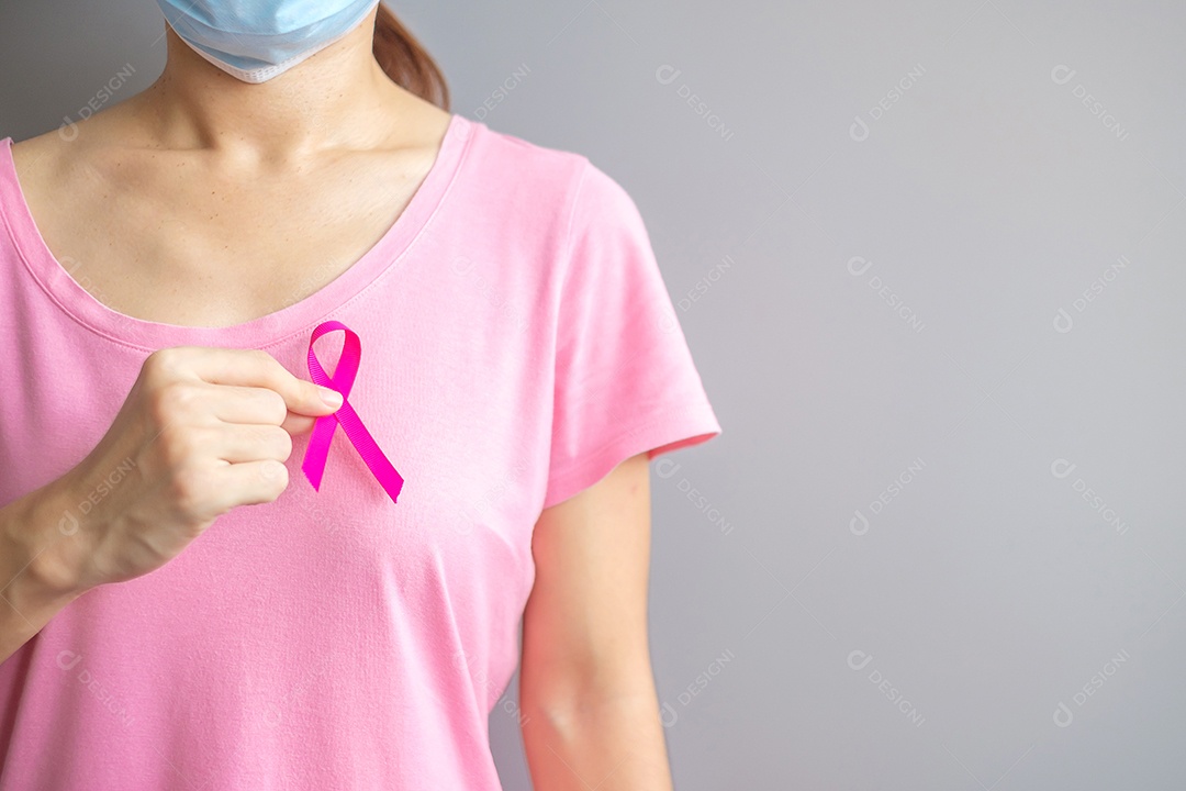 Outubro Mês de conscientização do câncer de mama, idosa Mulher de camiseta rosa com a mão segurando a fita rosa para apoiar as pessoas que vivem e estão doentes.