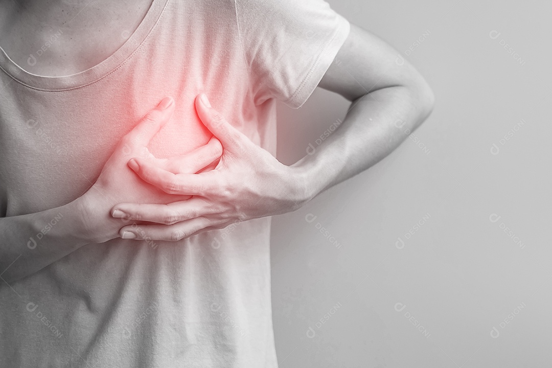 Mãos de mulher segurando a dor no peito. Câncer de mama, doença de angina e doença de ataque cardíaco com sintomas.